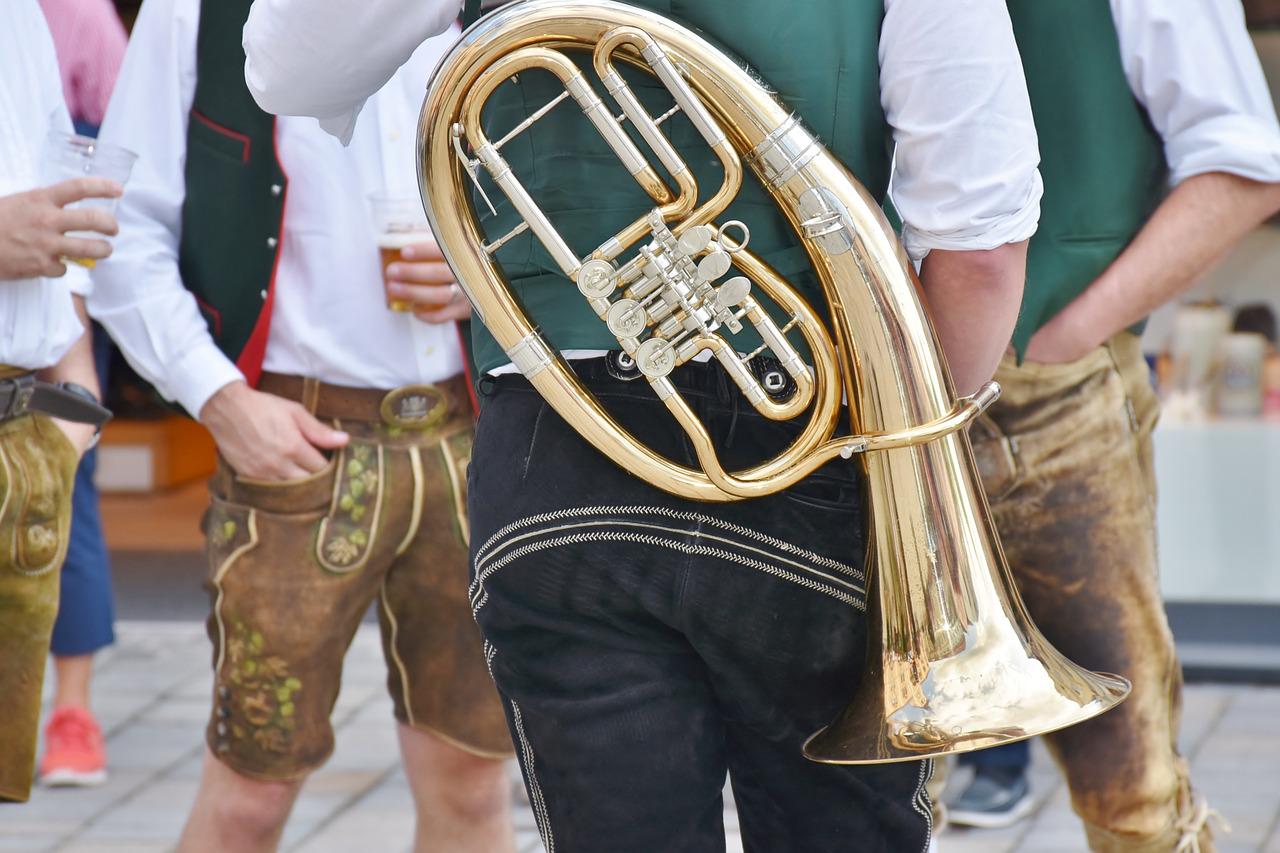 Bayerische Musikanten in Lederhosen